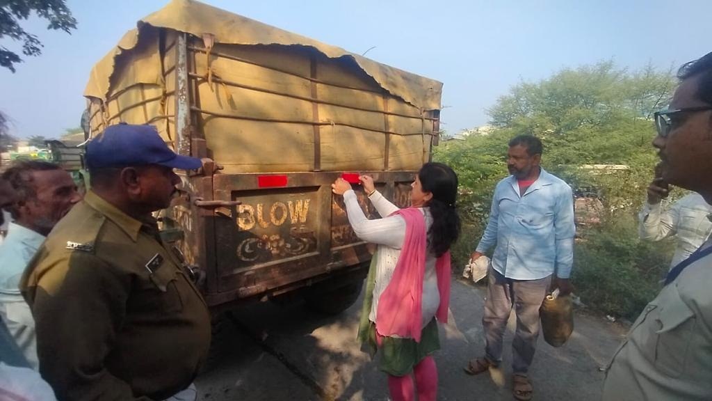 दुर्घटनाओं की रोकथाम के लिए आरटीओ ने लगाए ट्रैक्टर्स में रेडियम