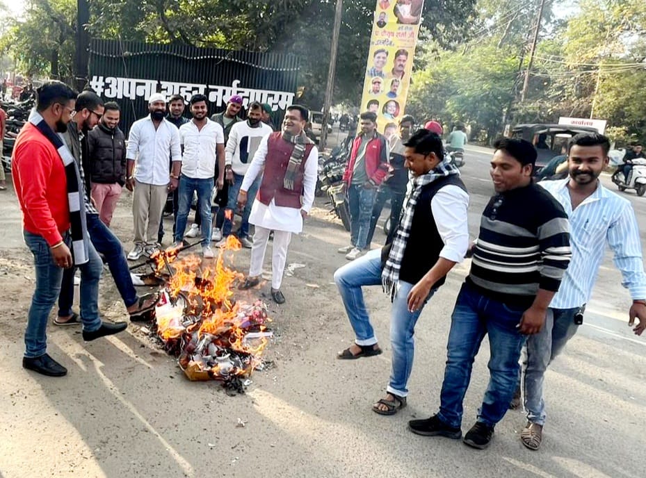 उपराष्ट्रपति जगदीप धनखड़ का मजाक उड़ाने वाले राहुल गांधी का युवाओं ने फूंका पुतला 