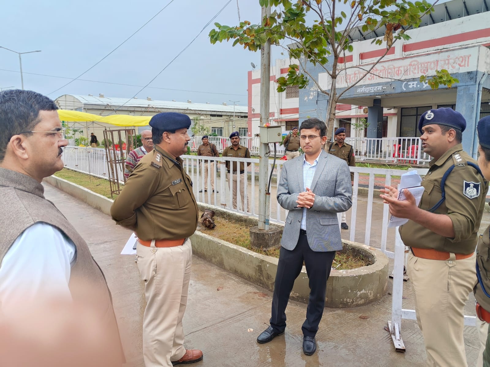 जिला निर्वाचन अधिकारी नीरज कुमार सिंह ने मतगणना स्थल पर तैयारियों का लिया जायजा