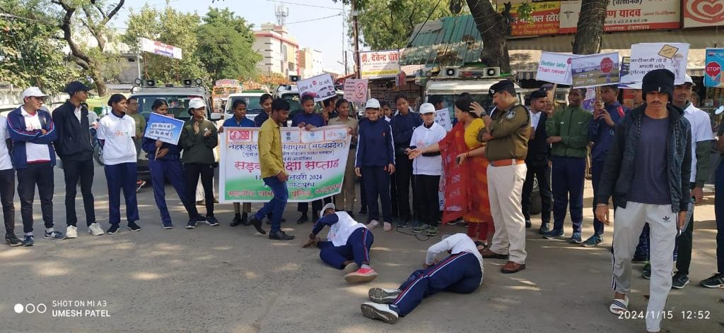 सड़क सुरक्षा सप्ताह : ” नुक्कड़ नाटक एवं रैली ” के माध्यम से दिए यातायात नियम पालन करने का संदेश