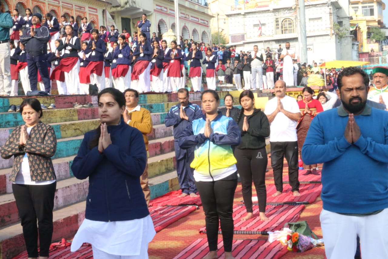 सेठानी घाट पर लगभग 1000 बच्चों ने किया सामूहिक सूर्य नमस्कार