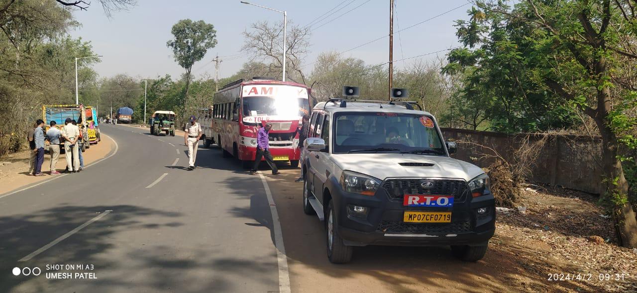 आरटीओ विभाग के अमले द्वारा की जा रही है बिना परमिट के वाहनों पर कार्यवाही