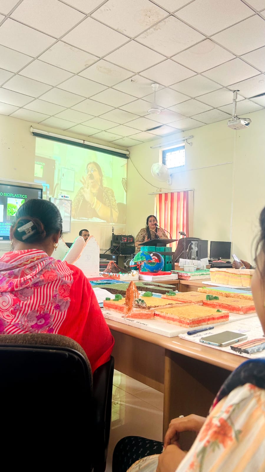 पृथ्वी दिवस पर प्लेनेट वर्सेस प्लास्टिक थीम पर परिचर्चा एवं मॉडल प्रदर्शनी का आयोजन