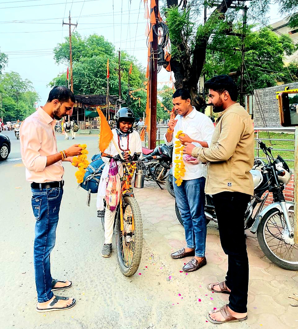 महिला सशक्तिकरण के लिए साइकिल से नर्मदा यात्रा पर निकली बेटी शारदा ठाकुर