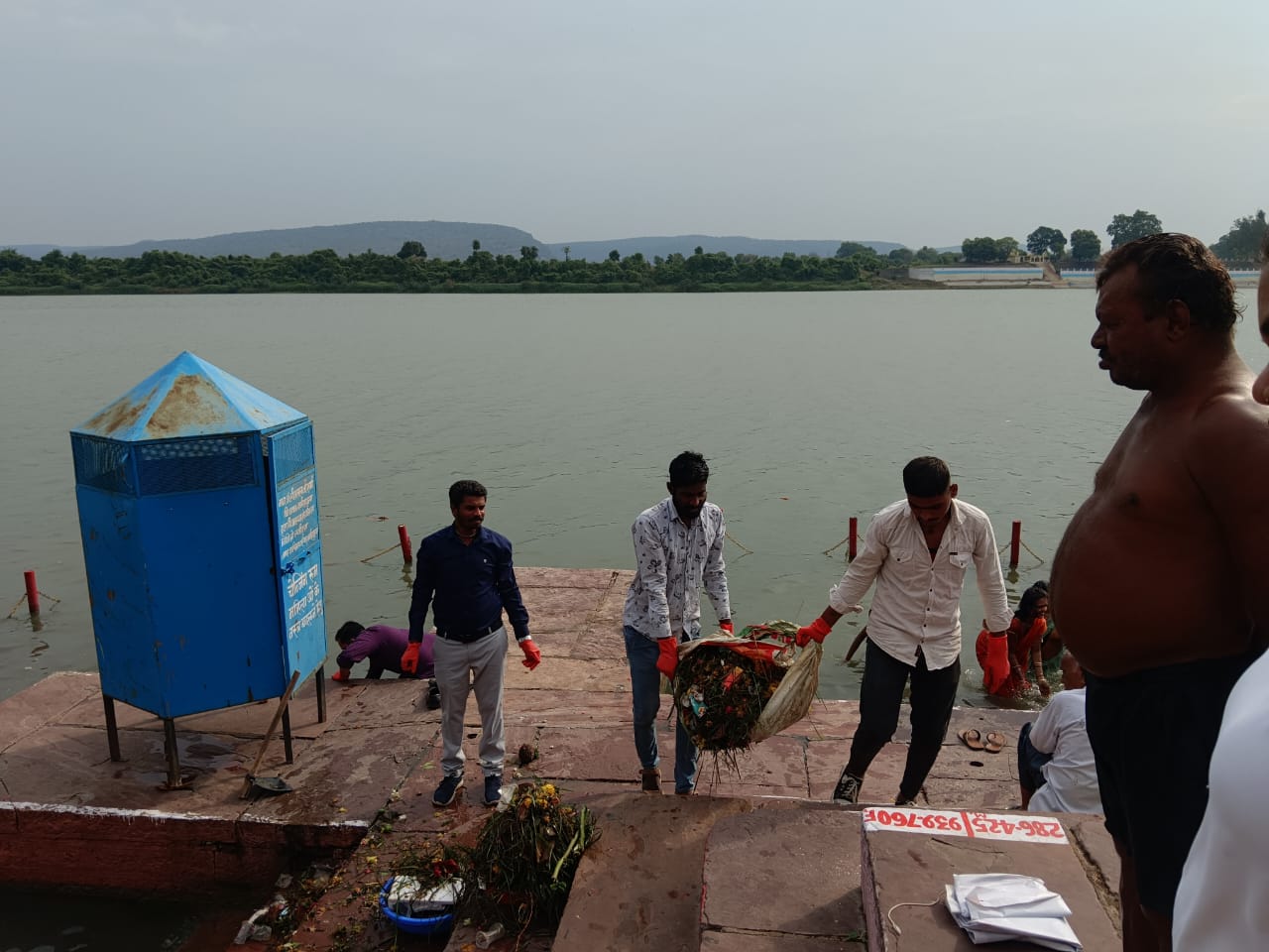 मां नर्मदा घाट में श्रमदान द्वारा मनाया गया विश्व पर्यावरण दिवस