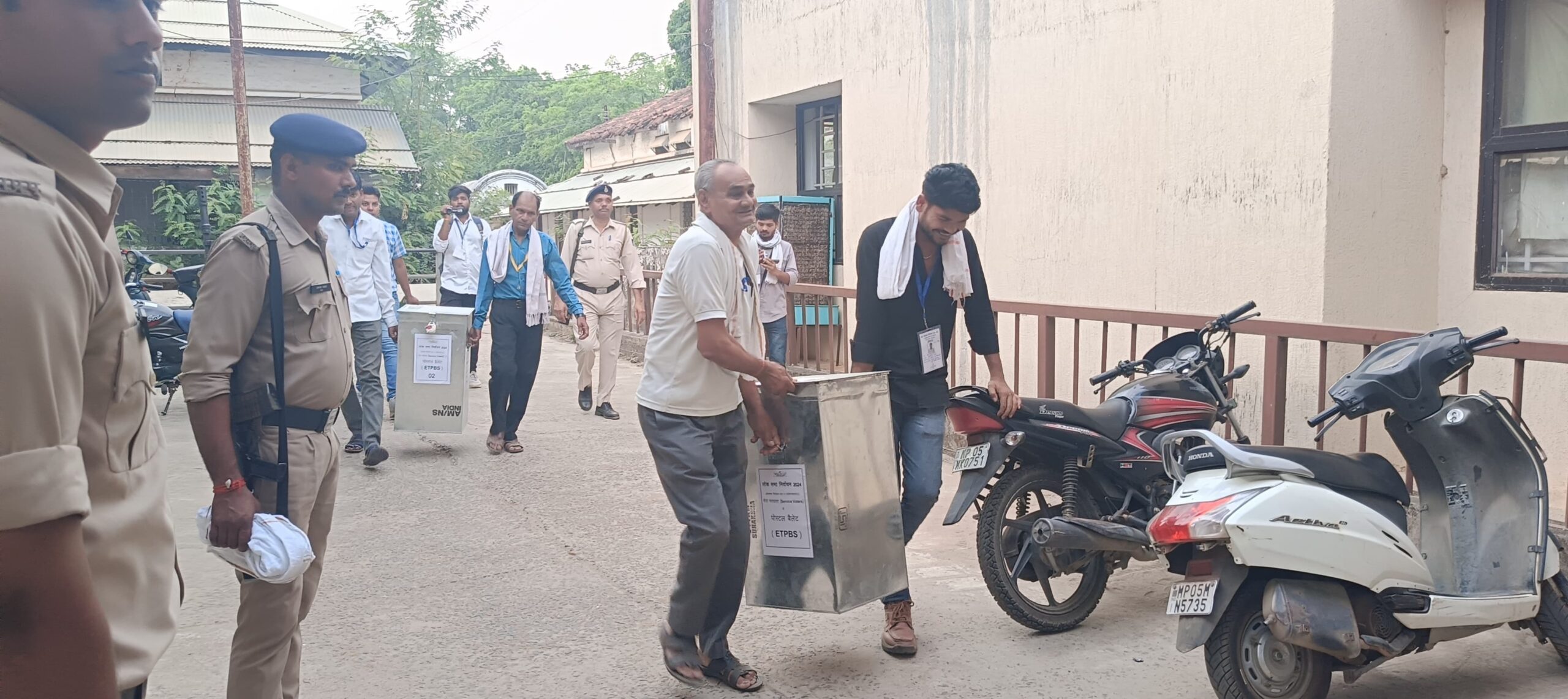 कड़ी सुरक्षा व्यवस्था के बीच डाक मतपत्र पहुंचे  मतगणना स्थल के स्ट्रांग में पहुंचे