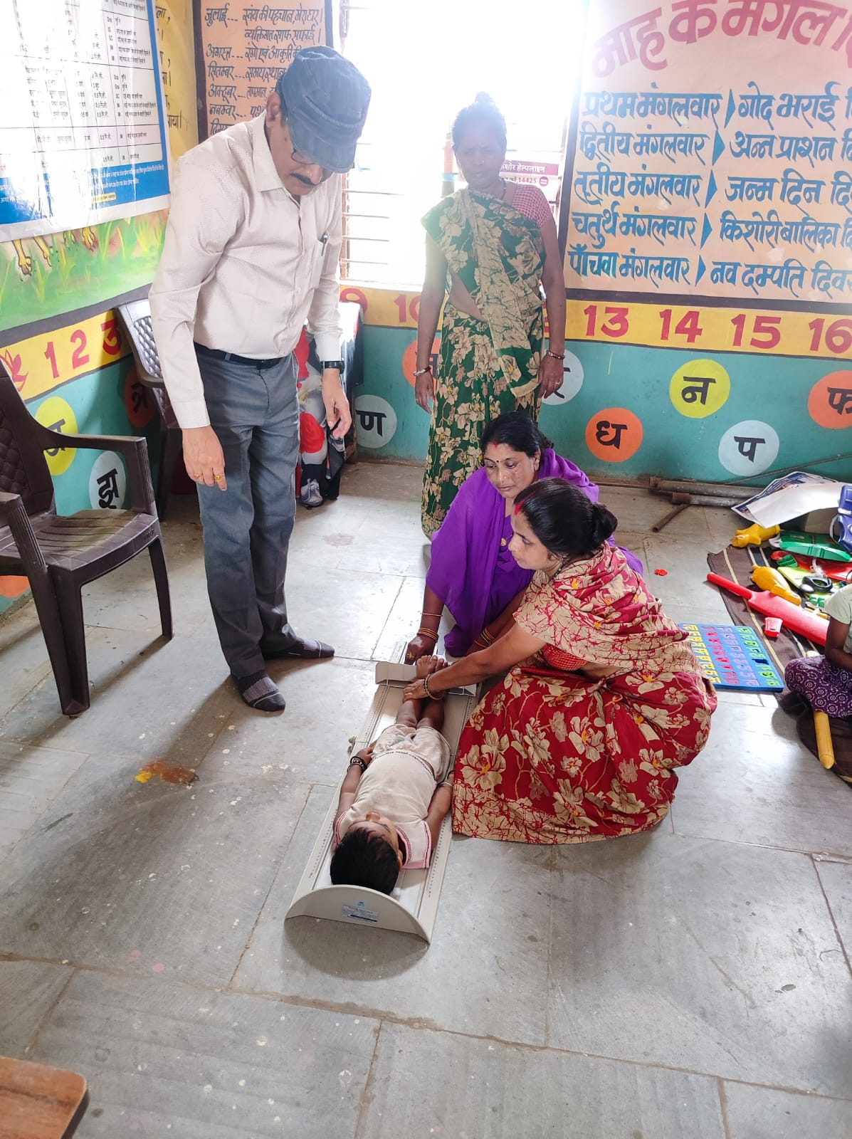 जिला कार्यक्रम अधिकारी ने आंगनबाड़ी केंद्र पहुंच कर किया बच्चों के वजन और ऊंचाई का सत्यापन