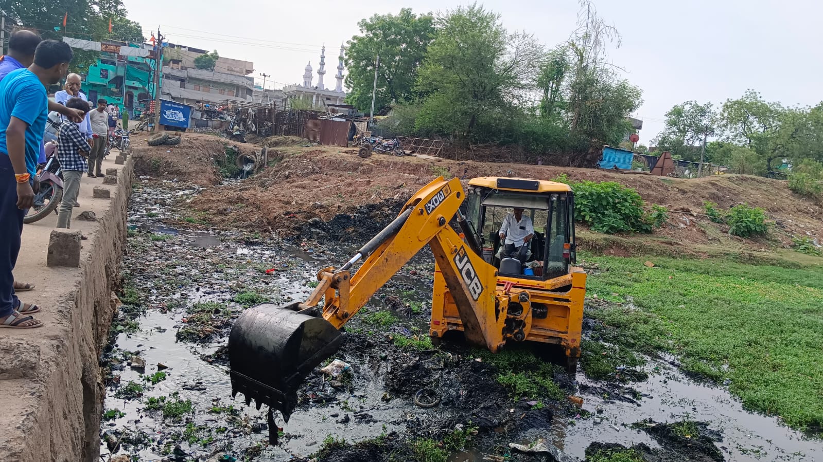 जल गंगा संवर्धन अभियान  : पलकमती नदी के रामगंज रिपटे के दूसरी ओर स्वच्छता श्रमदान अभियान का आयोजन