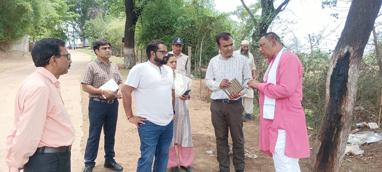 मुख्य कार्यपालन अधिकारी जिला पंचायत द्वारा किया गया नर्मदा पथ की पंचायतों का भ्रमण