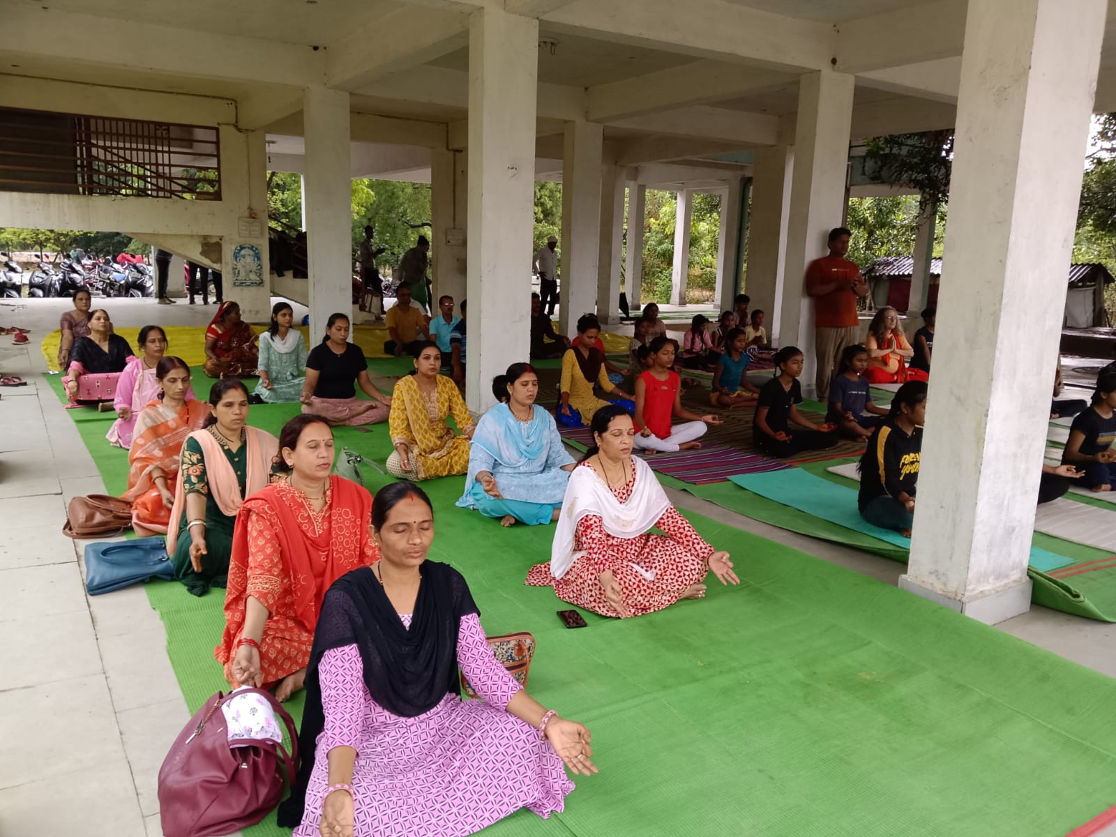 अंतरराष्ट्रीय योग दिवस पर जनपद स्तरीय कार्यक्रम बांद्राभान के दिवस बसेरा में सम्पन्न हुआ।