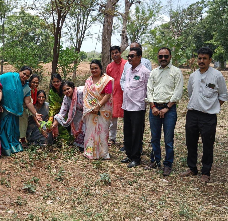 वैश्य महासम्मेलन ने दिया पलक को वैश्य गौरव सम्मान व किया  पौधरोपण