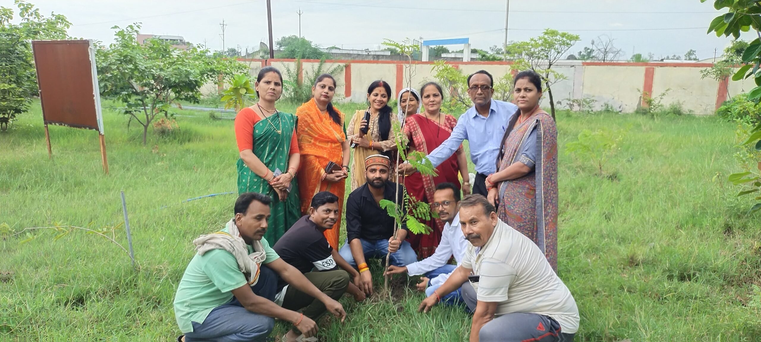 एक पेड़ मां के नाम कार्यक्रम अंतर्गत भाजपा सोशल मीडिया विभाग एवं महिला मोर्चा नर्मदापुर मंडल ने वार्ड 14 वाटर फिल्टर प्लांट परिसर में किया पौधा रोपण