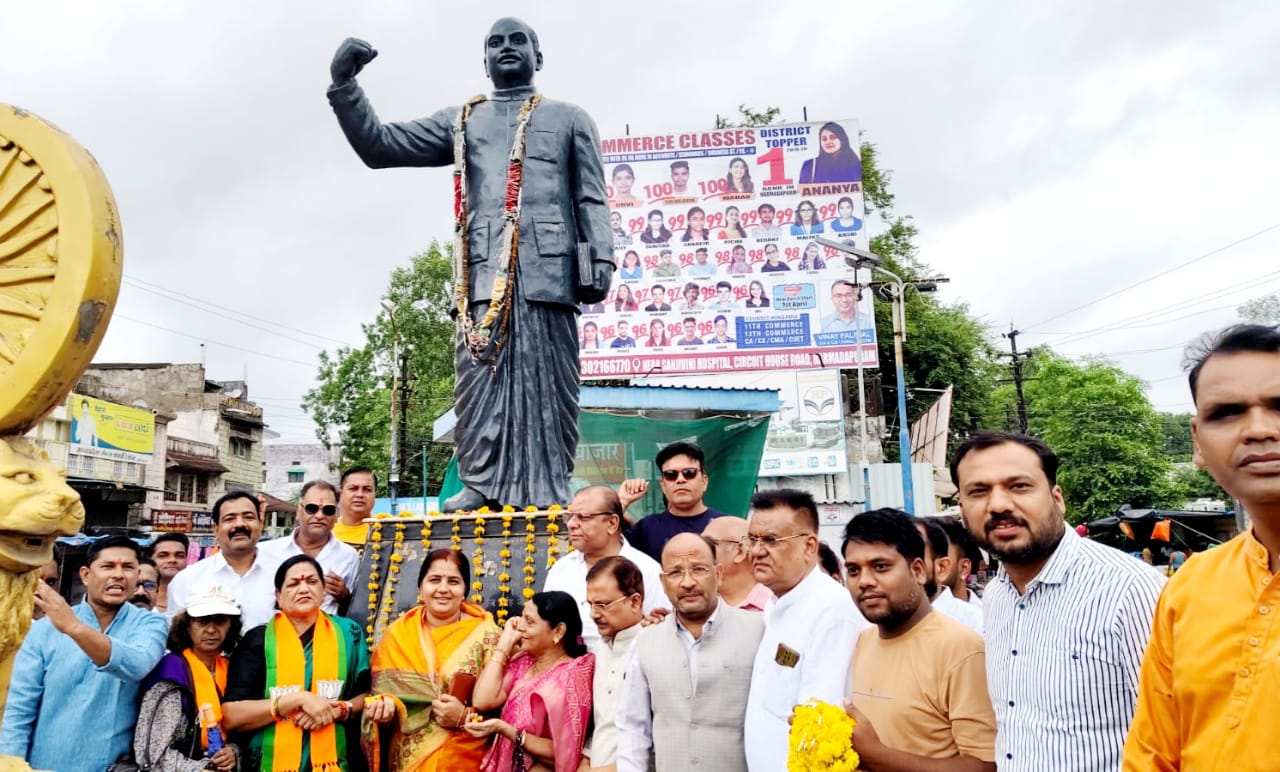 डॉ. श्यामा प्रसाद मुखर्जी की जन्मजयंती पर भाजपा कार्यकर्ताओं ने सतरास्ते स्थित प्रतिमा पर किया माल्यार्पण  