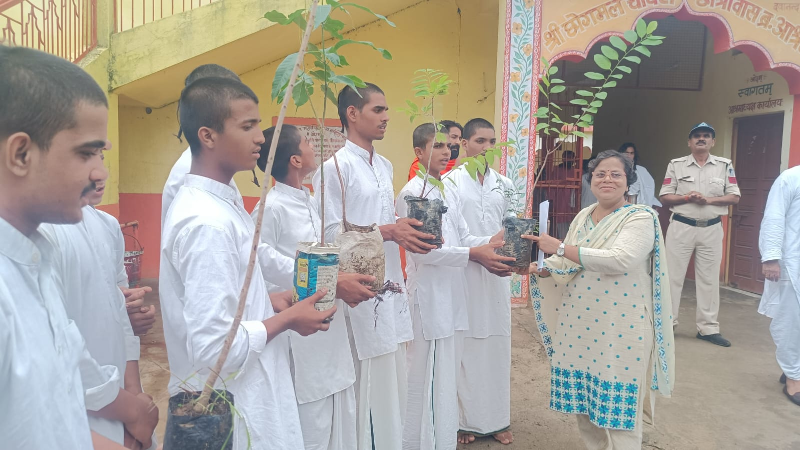 आर्ष गुरूकुल महाविद्यालय में हुआ विधिक साक्षरता शिविर एवं पौधा वितरण कार्यकम