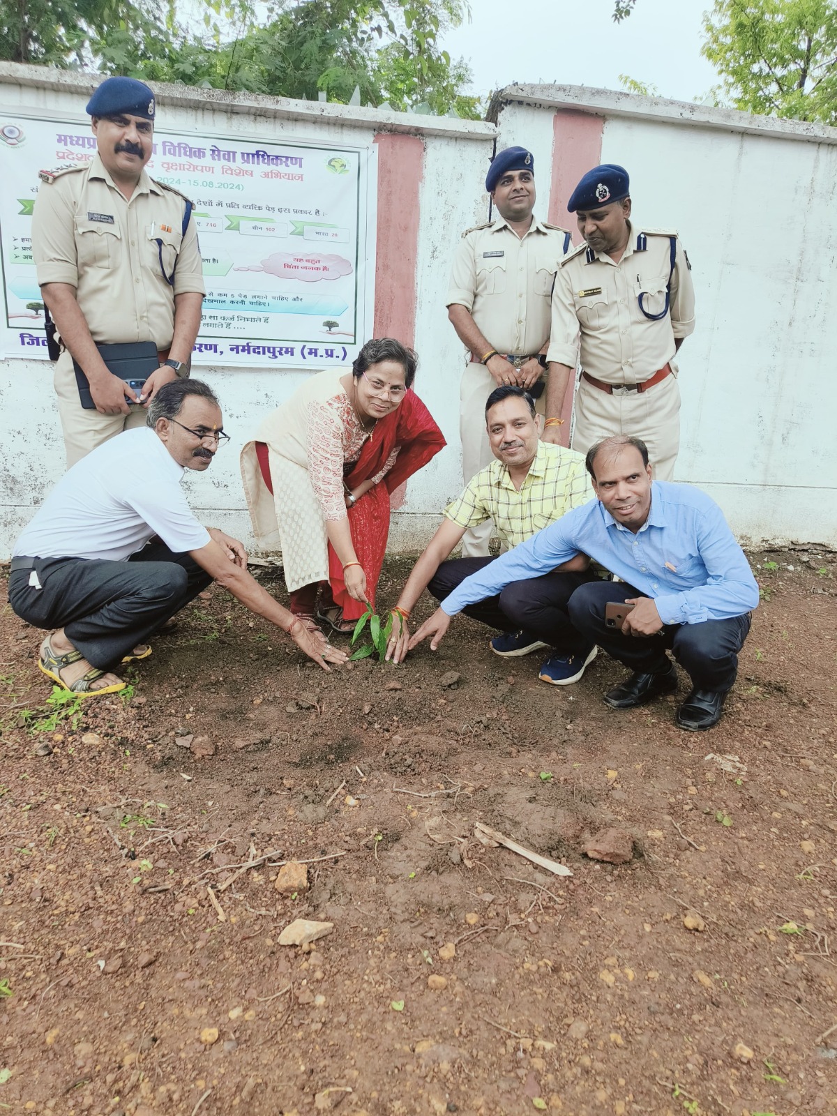 जिला न्यायालय परिसर नर्मदापुरम में वृहद वृक्षारोपण अभियान के अंतर्गत