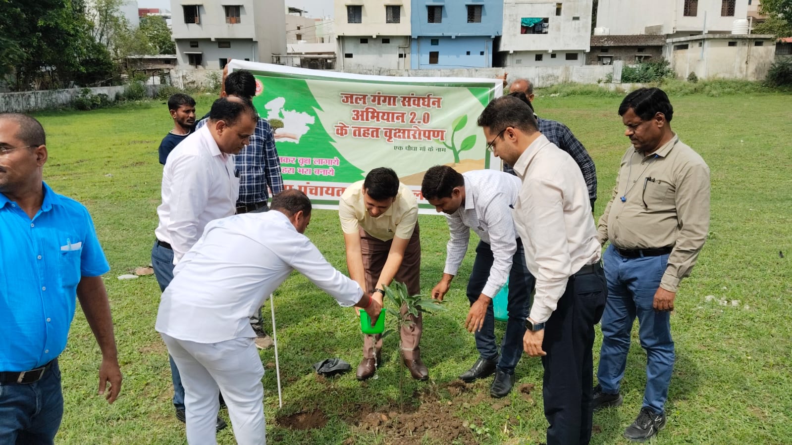 कमिश्नर श्री तिवारी ने जिला पंचायत परिसर में आम का पौधा लगाया