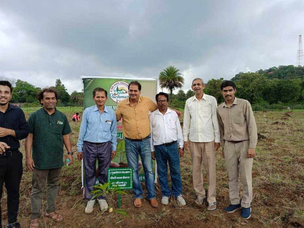 एक पेड़ मां के नाम अभियान अंतर्गत बृहद रूप में किया गया पौधारोपण कार्यक्रम