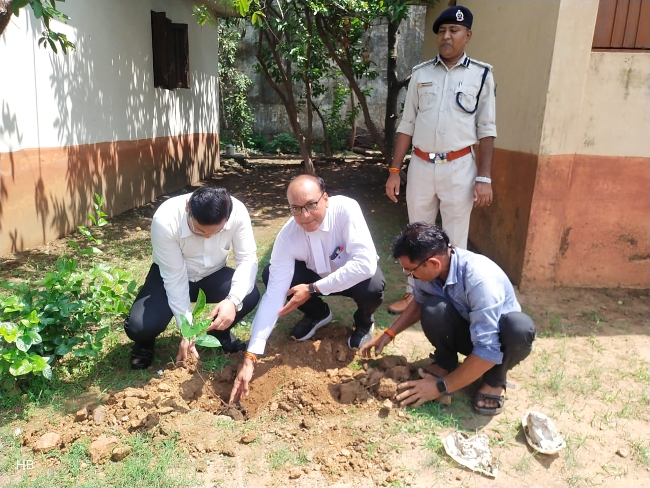 वृहद वृक्षारोपण अभियान के अंतर्गत केंद्रीय जेल नर्मदापुरम  की खुली जेल में वृक्षारोपण कार्यक्रम