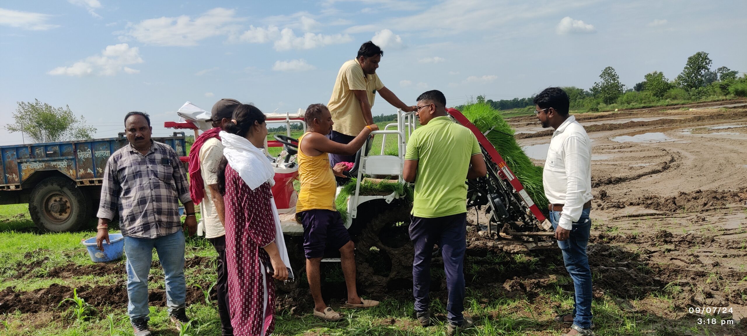 जिले में हाईटेक पेडी राईस ट्रान्सप्लांटर मशीन से कृषकों के खेतों में नवीन तकनीक का प्रदर्शन