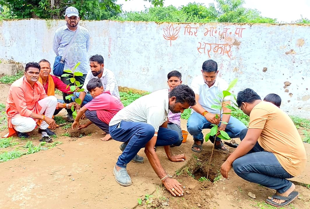 भाजपा झुझोप्र ने लगाया एक पेड़ मां के नाम , लिया पर्यावरण संरक्षण का संकल्प