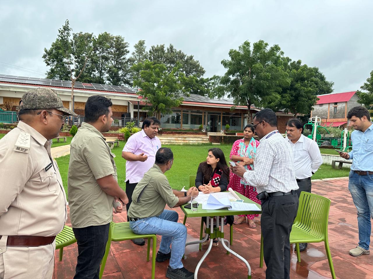 मढई में पर्यटकों को सुविधा मुहैया कराने कलेक्टर ने किया भ्रमण