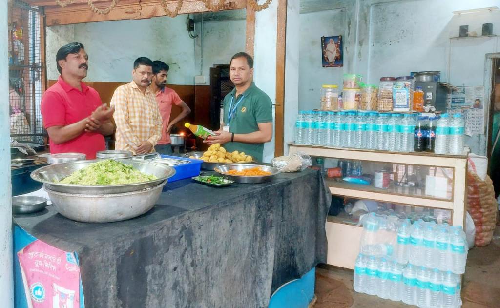 नागद्वारी मेले अंतर्गत नियमित की जा रही खाद्य प्रतिष्ठानो की जांच