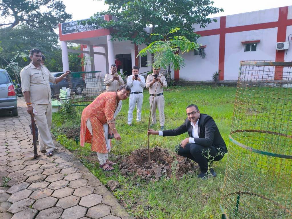 72 दिवसीय वृहद वृक्षारोपण अभियान के अंतर्गत किया गया पौधारोपण