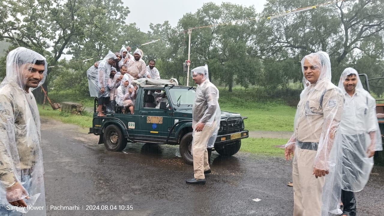 बारिश के बीच श्रद्धालुओं के बम भोले के जयकारों से गूंज रही है नागद्वारी की गुफा