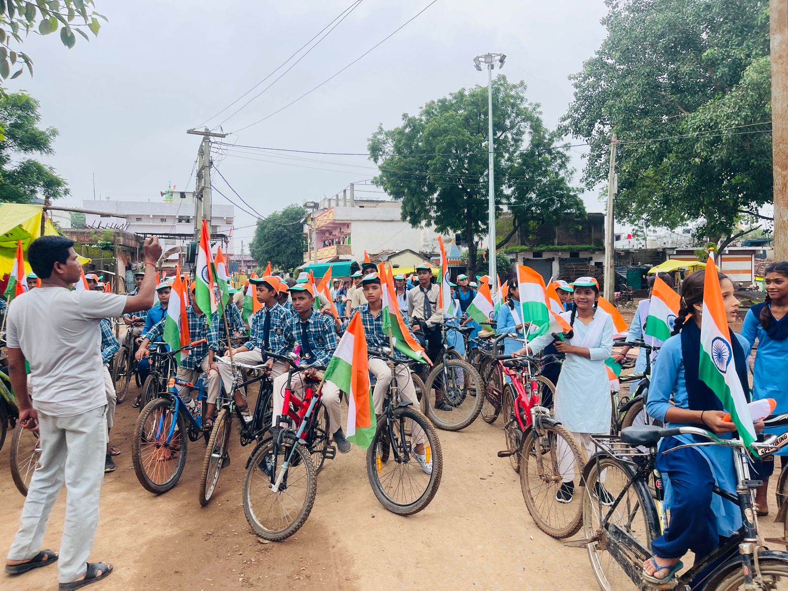 हर घर तिरंगा अभियान  के तहत  स्‍कूली छात्र-छात्राओं द्वारा विशाल साईकिल रैली निकल गई