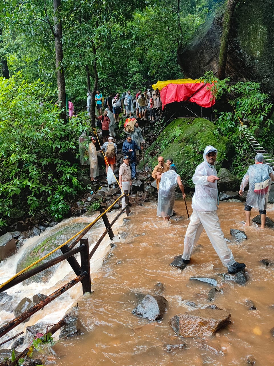 रिमझिम बारिश के बीच नागद्वारी मेले में भारी संख्या में पहुंच रहे श्रद्धालु