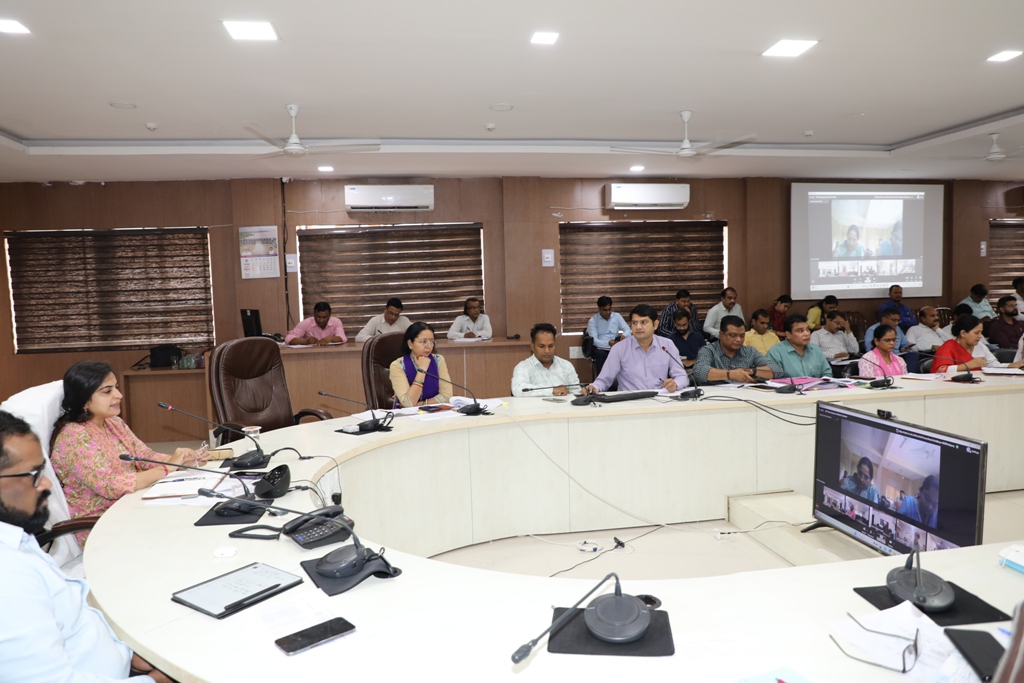 शासन द्वारा सुशासन के संबंध में निर्धारित मापदंडों का कड़ाई से पालन कराया जाना सुनिश्चित करें समस्त जिला अधिकारी