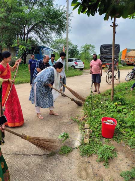 कार्यालय परिसर में सफाई कर आरटीओ ने दिया स्वच्छता का संदेश