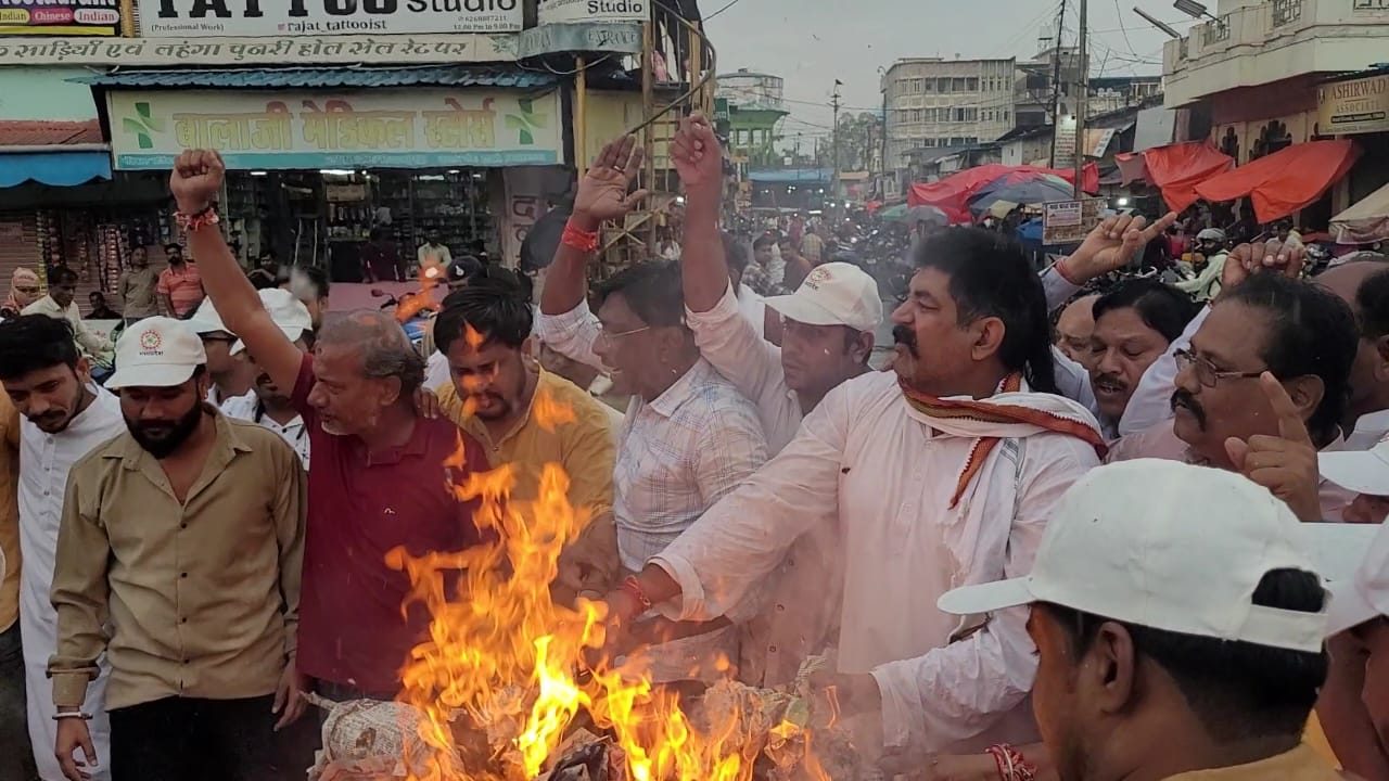 सेवादल यंग ब्रिगेड ने जलाया भाजपा के सांसद और मंत्रियों का पुतला