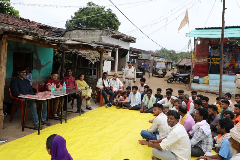 संभागायुक्त ने सुदूर आदिवासी अंचल के ग्राम ढेकना और आधा कटारा का भ्रमण कर ग्राम चौपाल लगाई