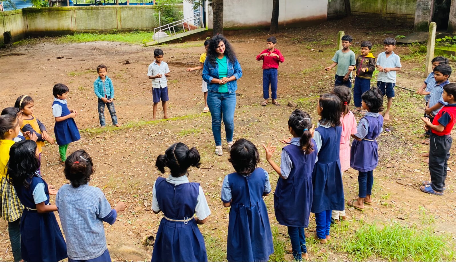 पेड़ हमें धूप से बचाते हैं लेकिन आकाशीय बिजली को पास बुलाते हैं,  आकाशीय बिजली से बचने पेड़ को न बनाये सहारा – सारिका