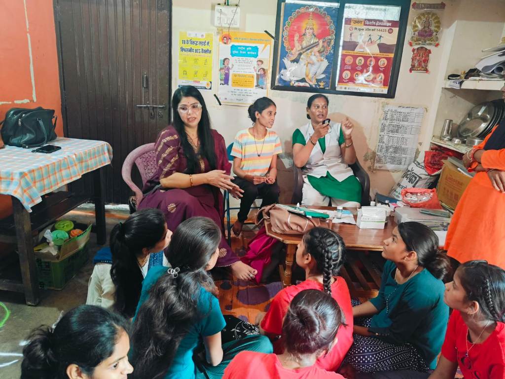 पोषण माह कार्यक्रम के अंतर्गत किशोरी बालिकाओं में एनीमिया की पहचान के लिए हीमोग्लोबिन जांच शिविर का आयोजन किया गया