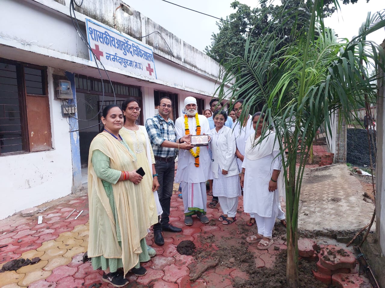 शासकीय आयुर्वेद चिकित्सालय नर्मदापुरम मे “शिर्डी सांई धाम” रसूलिया के संस्थापक ने किया पौधारोपण