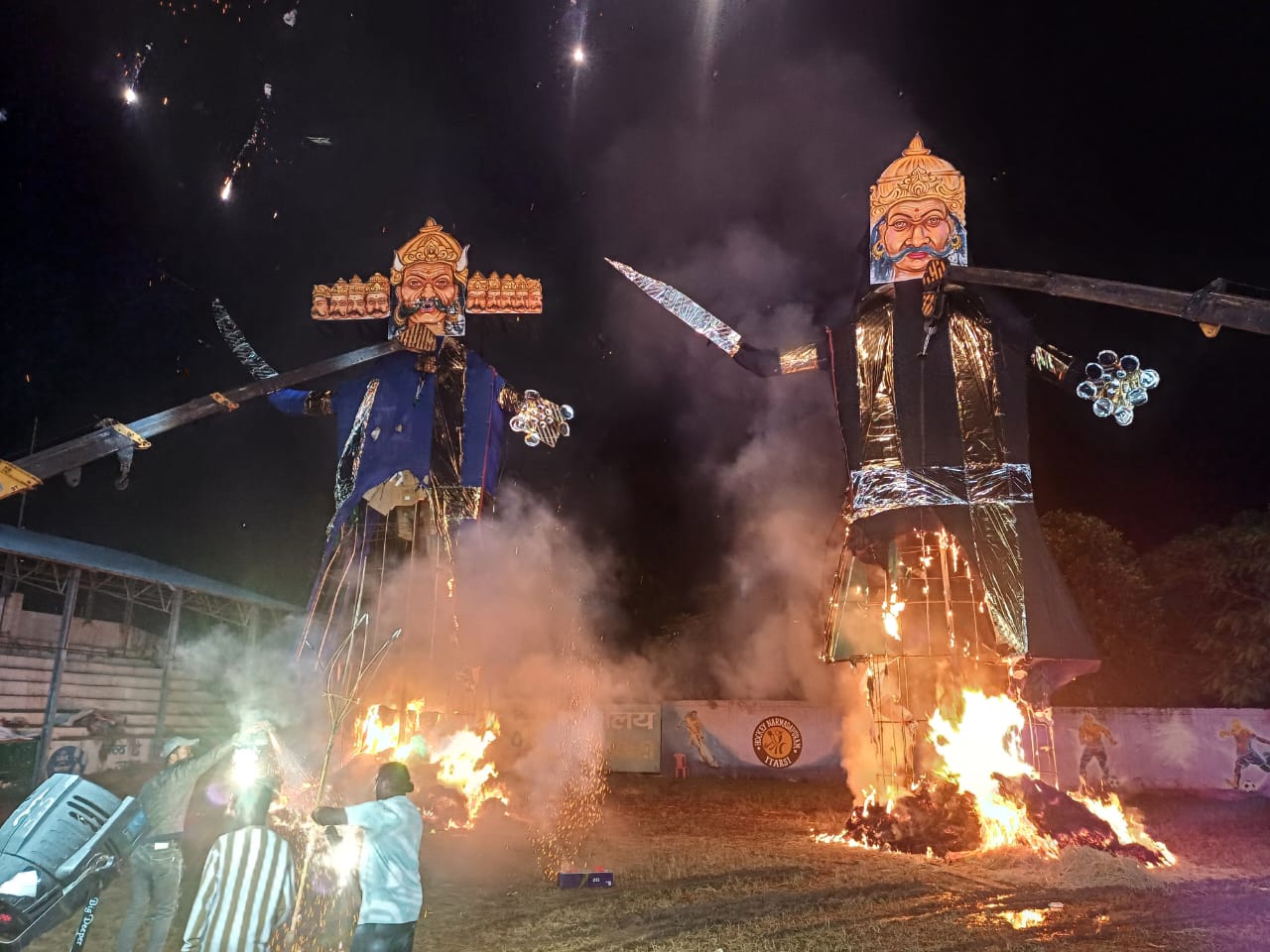 गांधी मैदान और वीर सावरकर मैदान में जले रावण-कुंभकर्ण के पुतले 