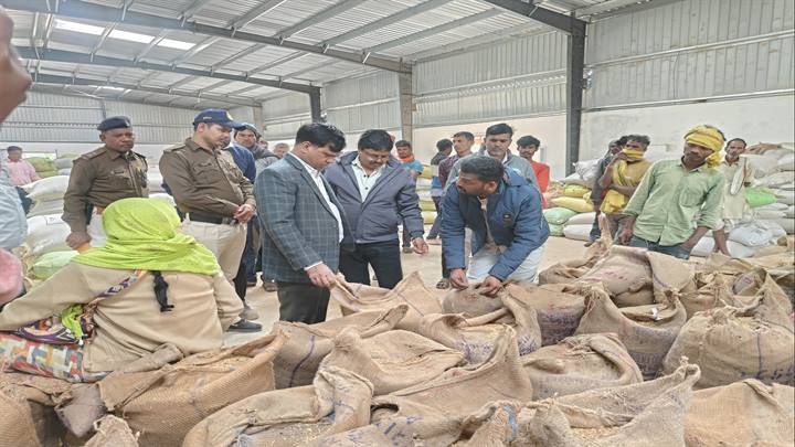 धान खरीदी केन्द्रों का कलेक्टर श्री सूर्यवंशी ने किया औचक निरीक्षण