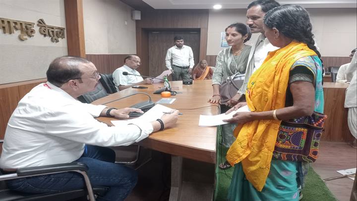 अपर कलेक्टर राजीव नंदन श्रीवास्तव ने जनसुनवाई में सुनीं नागरिकों की समस्याएं