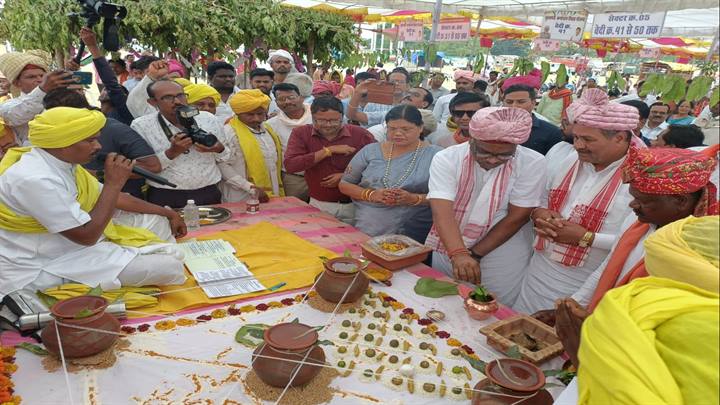 मुख्यमंत्री कन्या विवाह योजना के तहत आयोजित विवाह संस्कार हमारी सामाजिक समरसता का अद्वितीय उदाहरण: केंद्रीय राज्य मंत्री श्री उइके