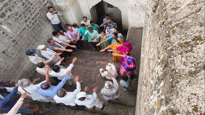 मुलताई के पोहर में बावड़ी की सफाई के लिए समाज और प्रशासन आया आगे