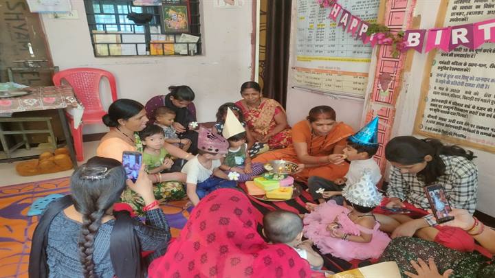 मंगल दिवस पर आंगनवाड़ी में 6 बच्चों का जन्म दिन मनाया गया