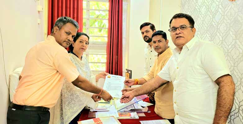 जिला अस्पताल में हुई शर्मशार घटना के दोषियों पर कार्यवाही की मांग एवं विभिन्न विषयों को लेकर कलेक्टर के नाम सौंपा पत्र
