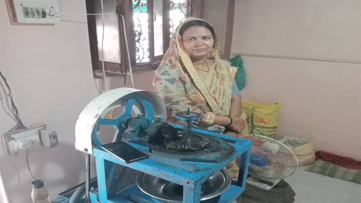 सेवई व्यवसाय से आत्मनिर्भर बनीं श्रीमती रूपाली नरवरे