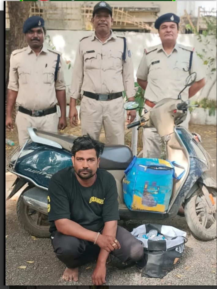  टीवीएस जूपिटर वाहन में रखे देशी शराब के 200 क्वार्टर जप्त किए